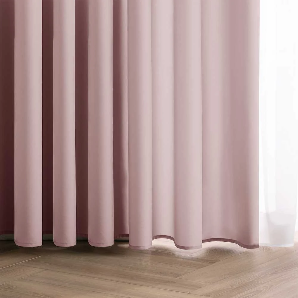 Užuolaida su klostėmis šviesiai rožinės spalvos