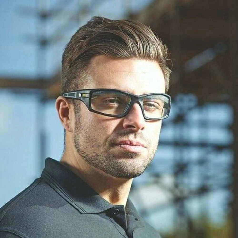 Dewalt Auger skaidrūs akiniai ant vyro veido