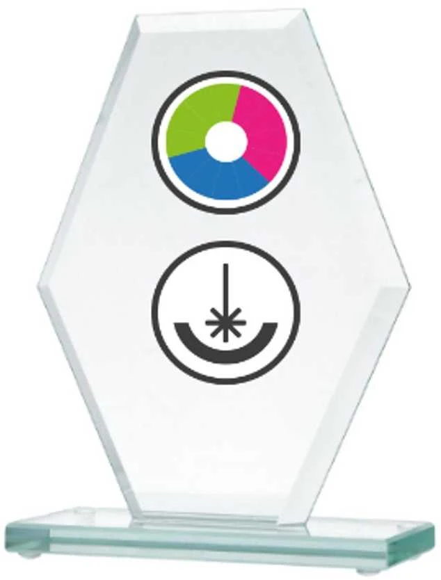 Detal Stiklo trofėjus su LuxorJet spalvotu spaudu, graviravimu ir dažų užpildu