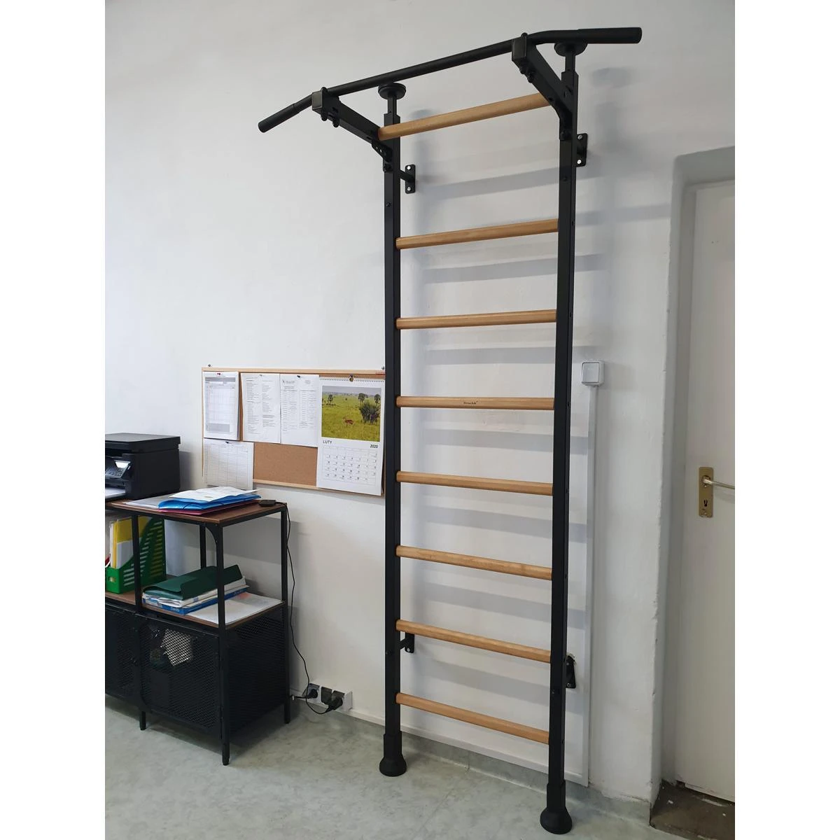 Medinė-metalinė gimnastikos sienelė su metaliniu skersiniu BenchK 511