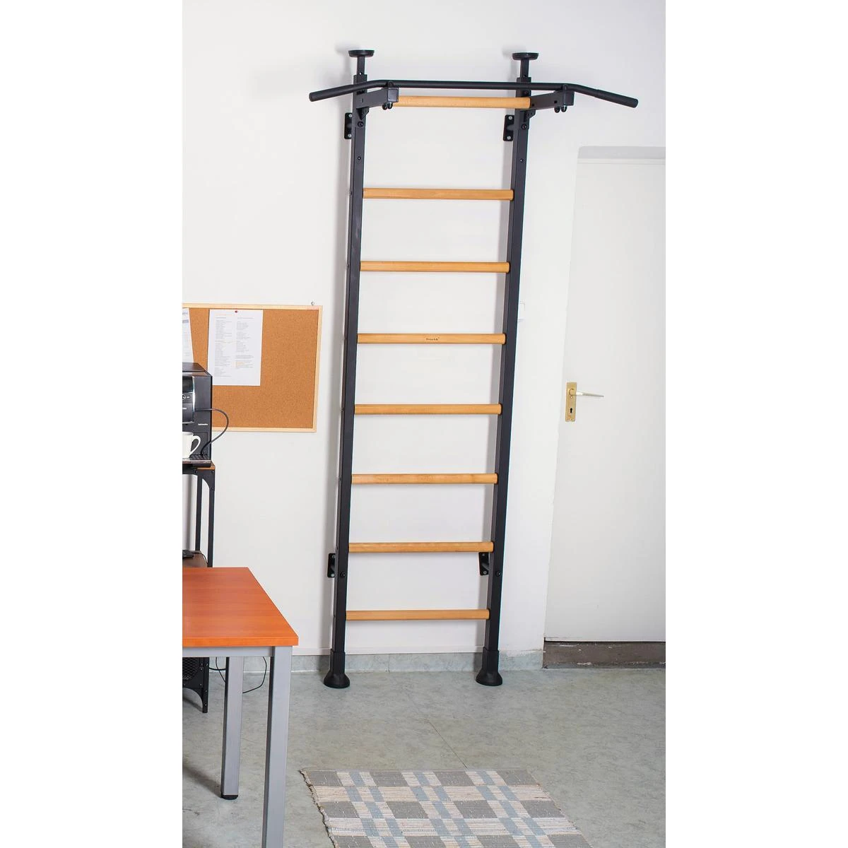 Medinė-metalinė gimnastikos sienelė su metaliniu skersiniu BenchK 511