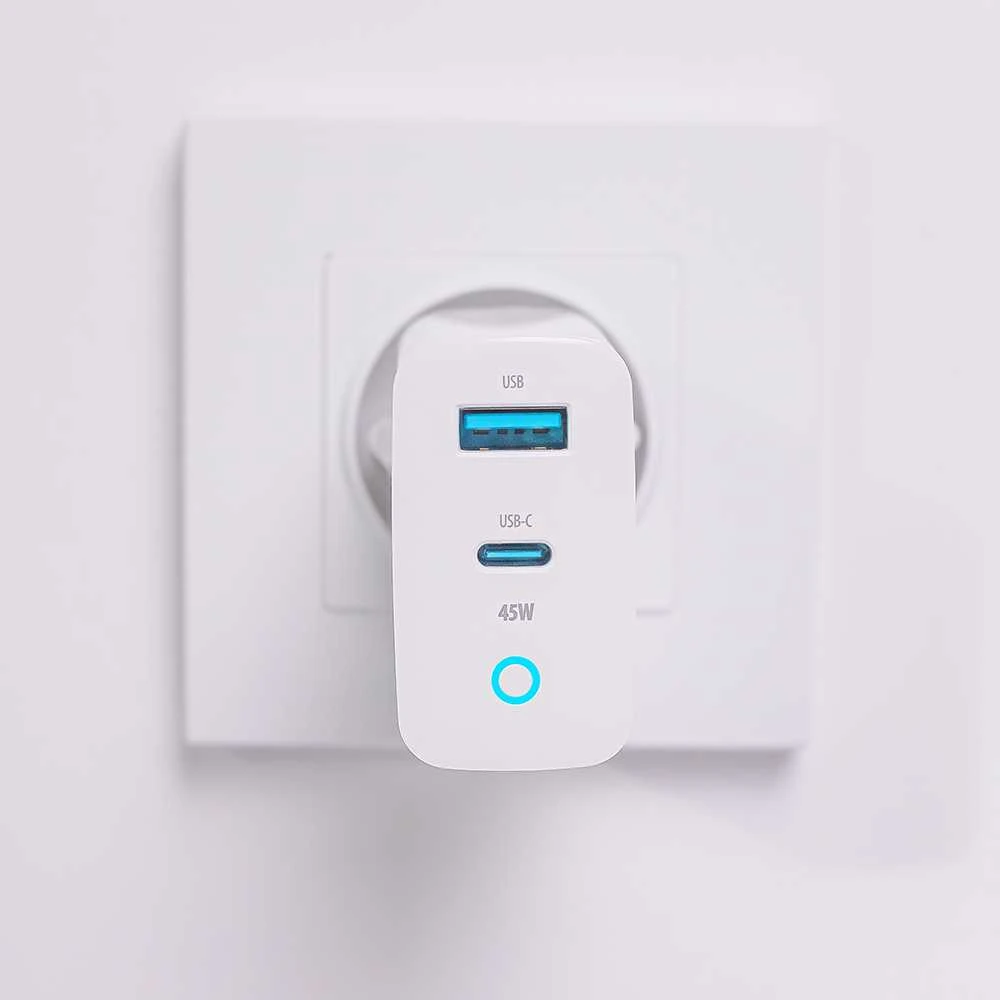 TelForceone Forever TC-06-45AC GaN PD QC įkroviklis 1x USB-C 1x USB 45W baltas