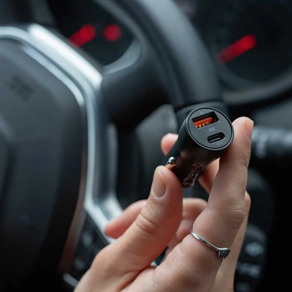 Maxlife MXCC-04 PD QC automobilinis įkroviklis 1x USB-C 1x USB 20W juodas
