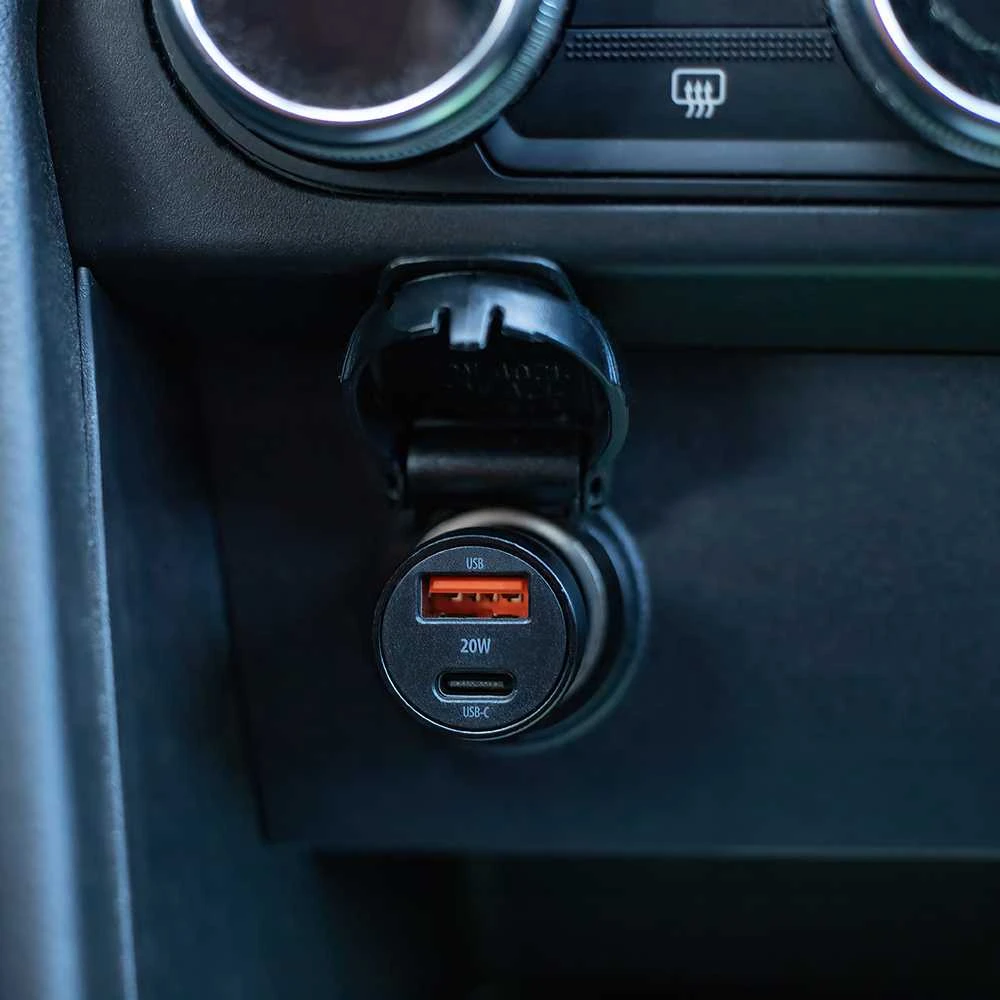 Maxlife MXCC-04 PD QC automobilinis įkroviklis 1x USB-C 1x USB 20W juodas