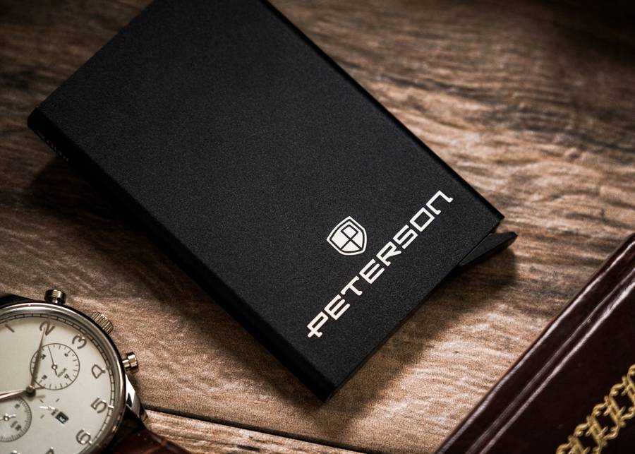 Dovanų rinkinys: juoda sk&oacute;rzany portfel męski i etui na karty &mdash; Peterson