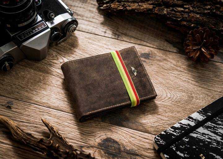 Dovanų rinkinys: vyriška odinė piniginė ir tualetinis vanduo Petersonas
