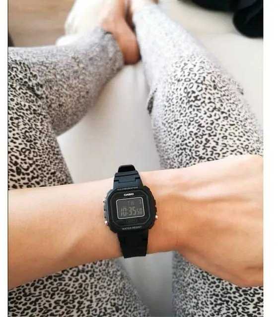 Vaikinas laikrodis CASIO LA-20WH-1BDF + dėžutė