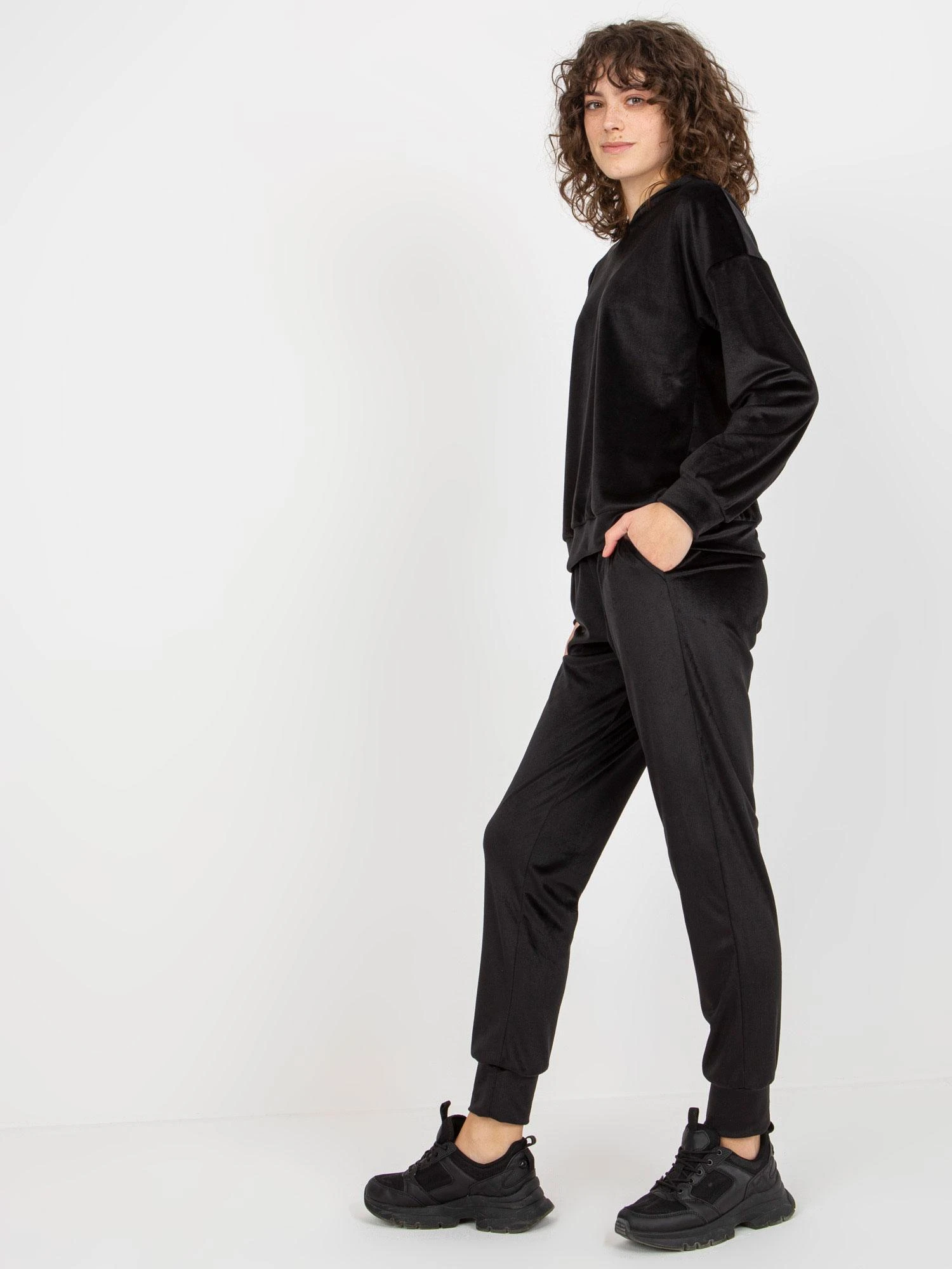 Lakerta Veliūrinis treningas moterim LK-KMPL-509149.10X-juoda