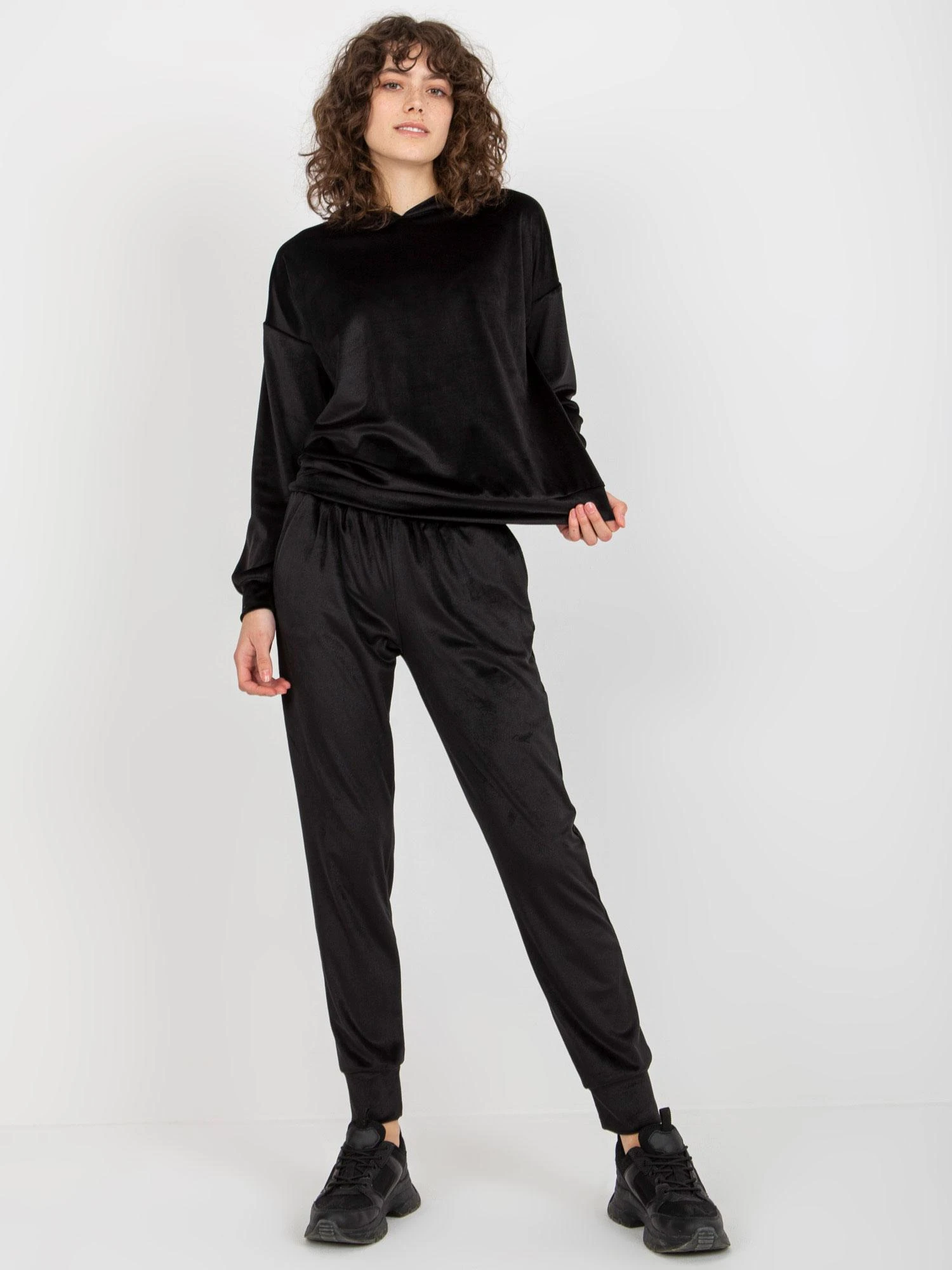 Lakerta Veliūrinis treningas moterim LK-KMPL-509149.10X-juoda