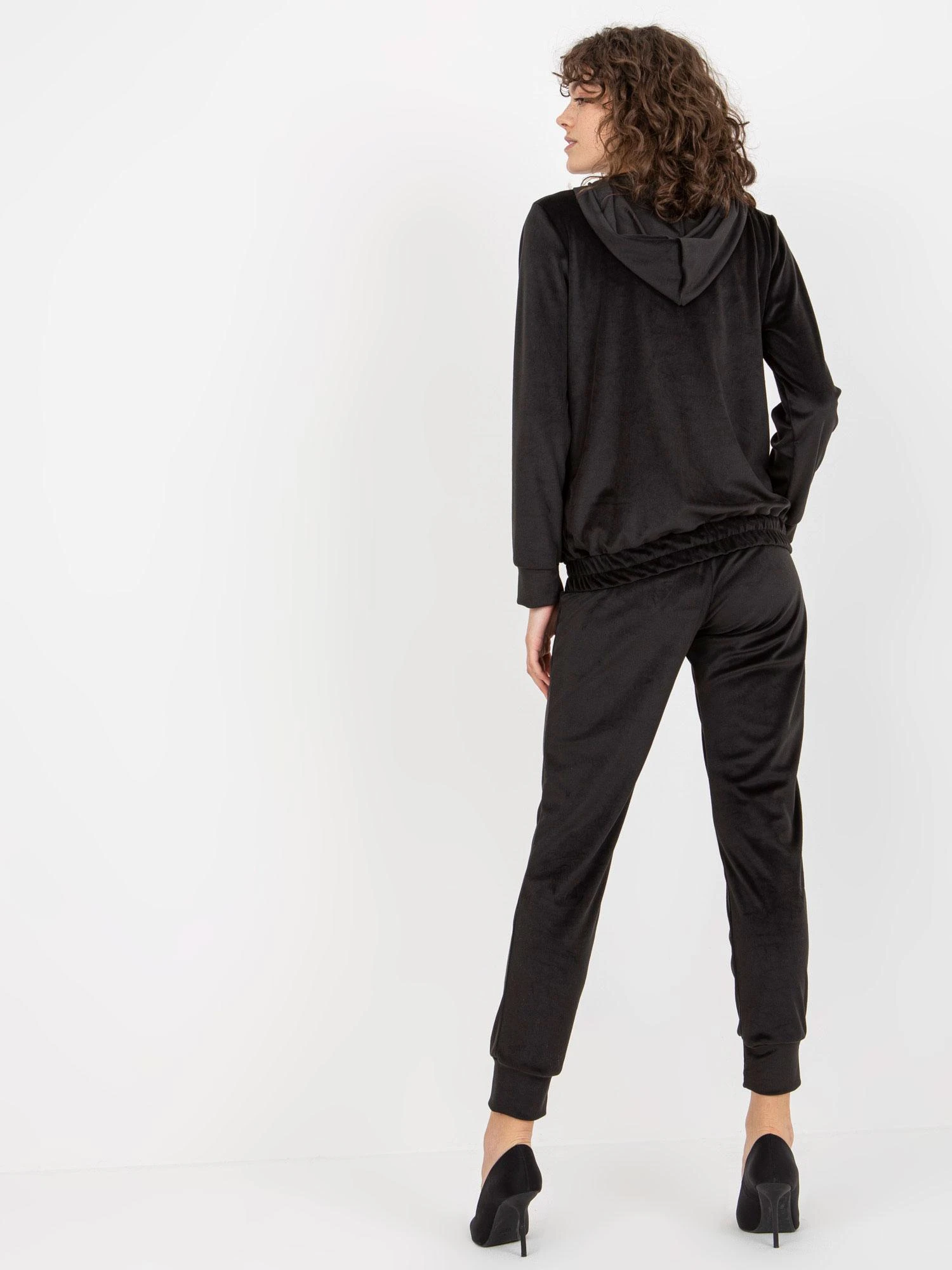Lakerta Veliūrinis treningas moterims LK-KMPL-509167.90-juoda
