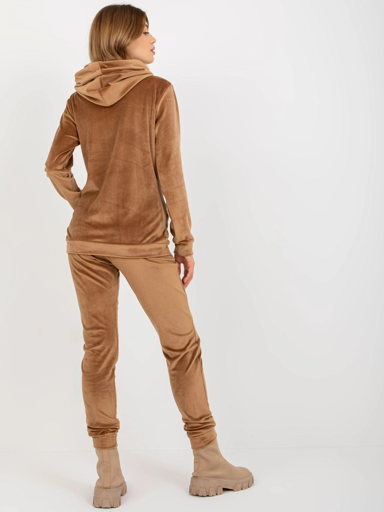 Relevance Veliūrinis treningas moterims RV-KMPL-6087-2.14-camelowy