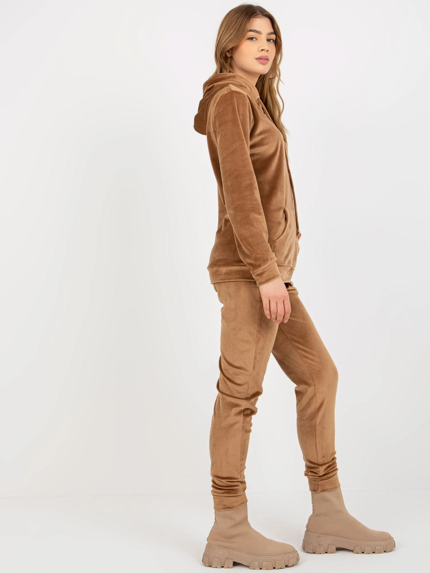 Relevance Veliūrinis treningas moterims RV-KMPL-6087-2.14-camelowy