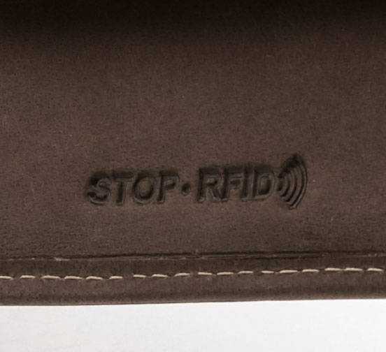 Odinė piniginė turi užsegimą ir RFID kortelės apsaugą. Petersonas