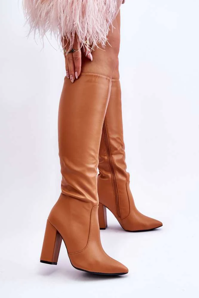 Boto Camel spalvos elegantiški ilgaauliai ant kulno