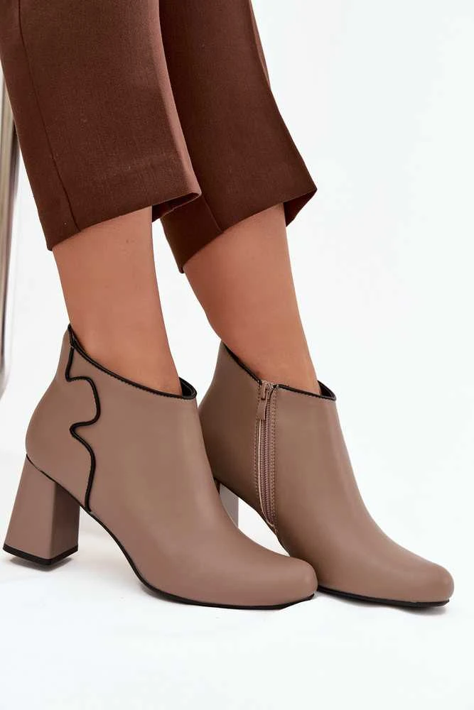 Boto Elegantiški rusvi odiniai aulinukai ant kulno