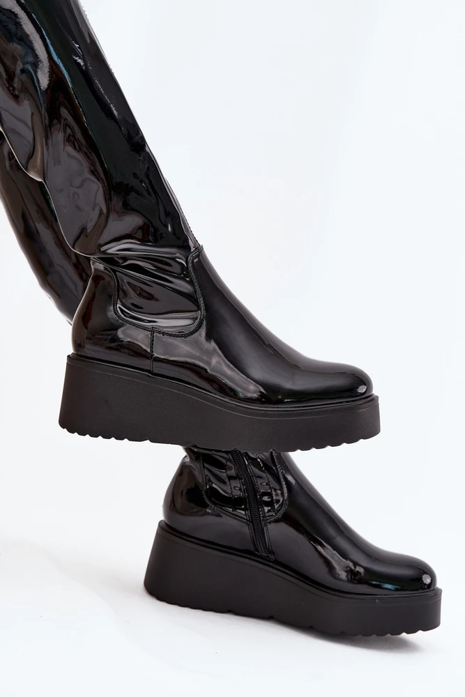 Boto Lakuoti juodi batai iki kelių ant platformos
