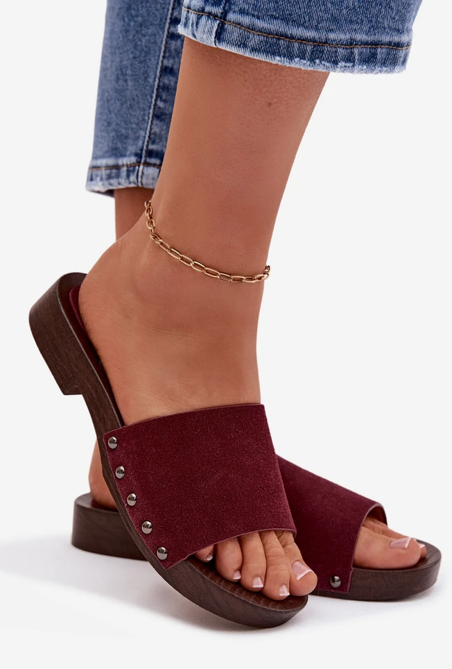 Boto Moteriškos burgundiškos šlepetės su kniedėmis