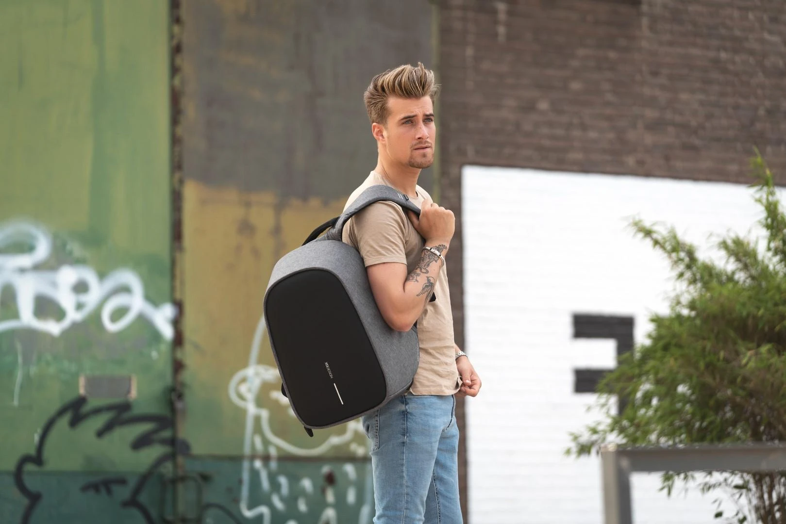 Kuprinė su apsauga nuo vagių XD Design Bobby Hero Regular, Juodos/Pilkos spalvos