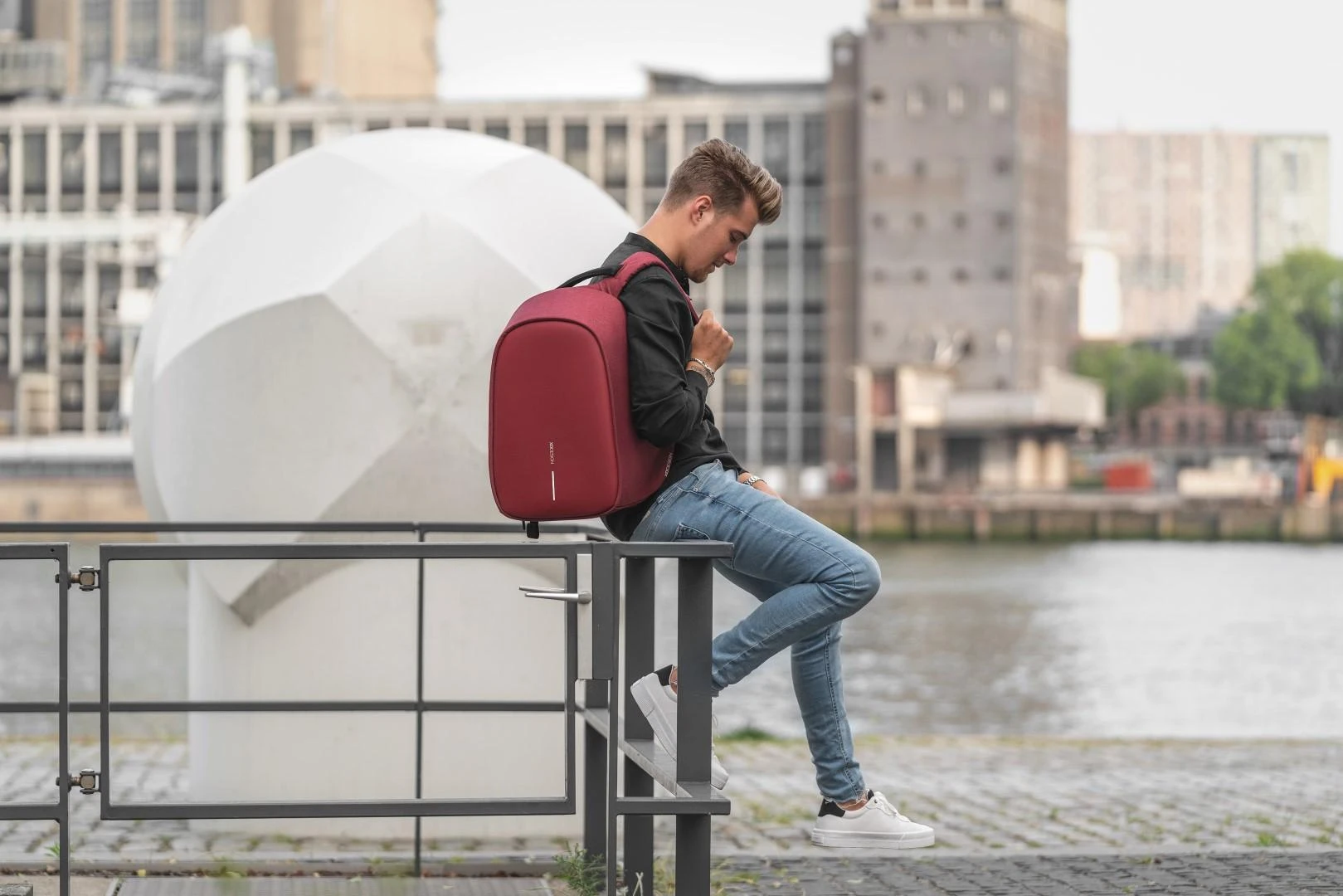 Kuprinė su apsauga nuo vagių XD Design Bobby Hero Regular, Raudonos spalvos