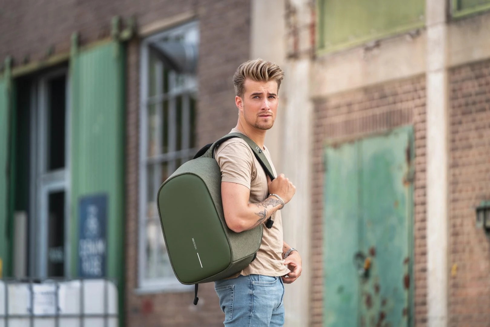 Kuprinė su apsauga nuo vagių XD Design Bobby Hero Regular, Žalios spalvos