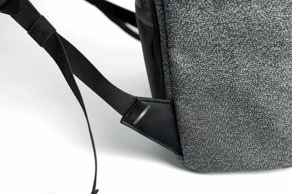 Kuprinė su apsauga nuo vagių XD Design Bobby Urban, Pilkos spalvos