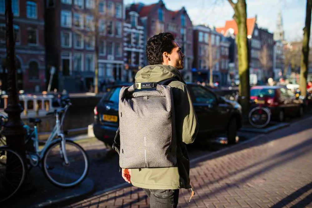 Kuprinė su apsauga nuo vagių XD Design Bobby Urban, Pilkos spalvos