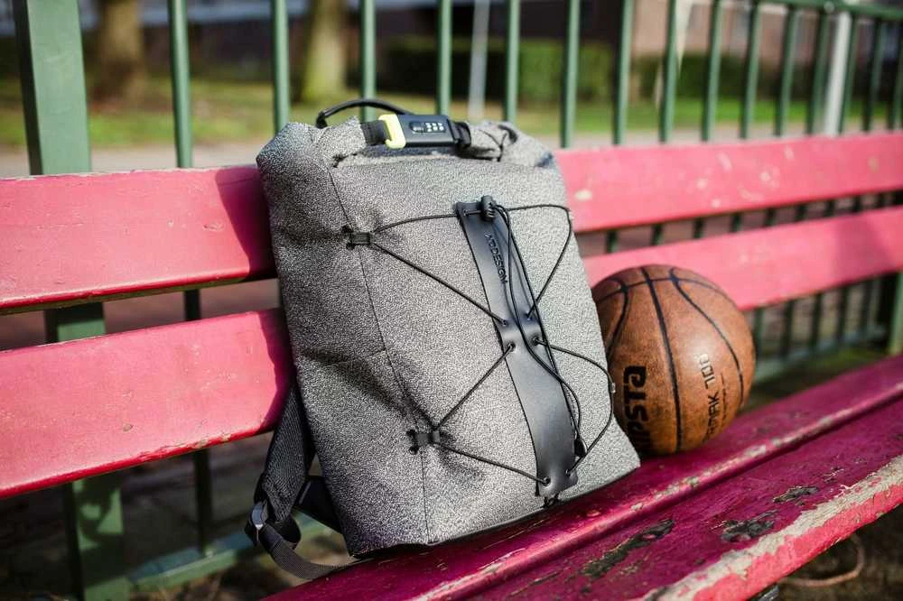 Kuprinė su apsauga nuo vagių XD Design Bobby Urban, Pilkos spalvos