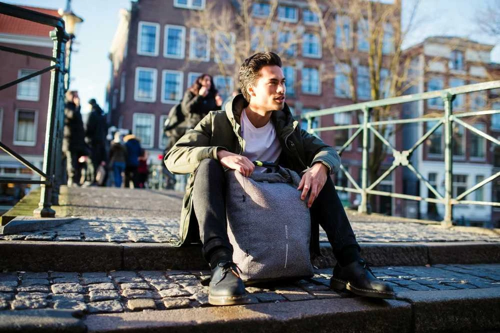 Kuprinė su apsauga nuo vagių XD Design Bobby Urban, Pilkos spalvos