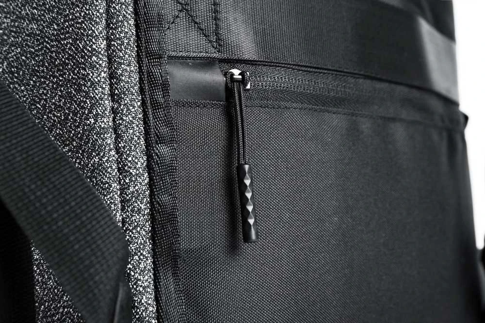Kuprinė su apsauga nuo vagių XD Design Bobby Urban, Pilkos spalvos