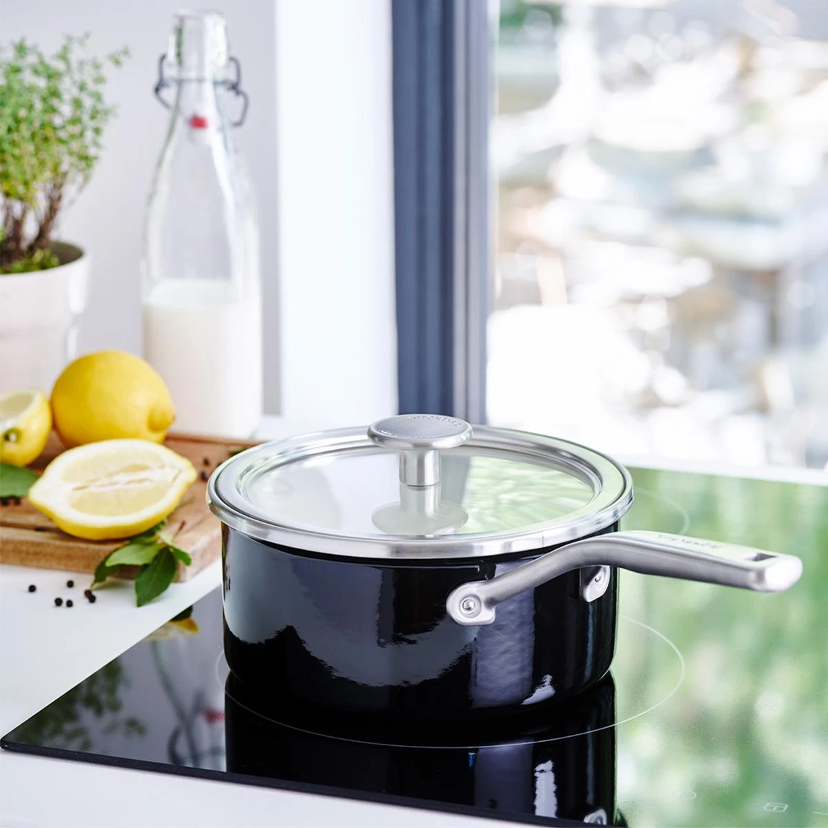 2,4L emaliuotas puodas - juodas / KitchenAid