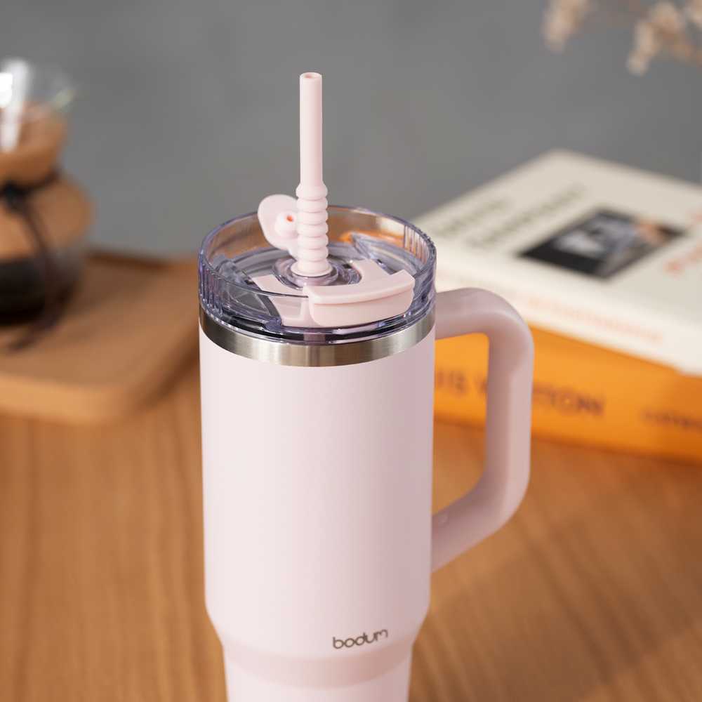 Bodum kubek termiczny ze słomką i laikikliu Travel Mug 1.2 l Strawberry