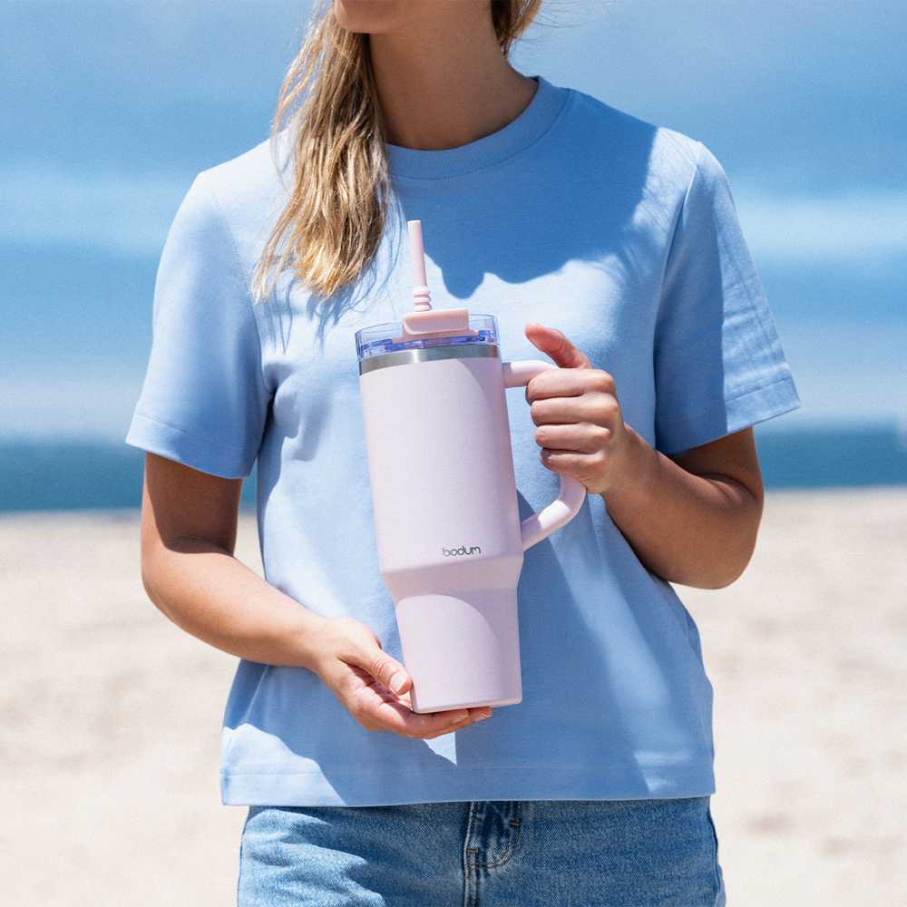 Bodum kubek termiczny ze słomką i laikikliu Travel Mug 1.2 l Strawberry