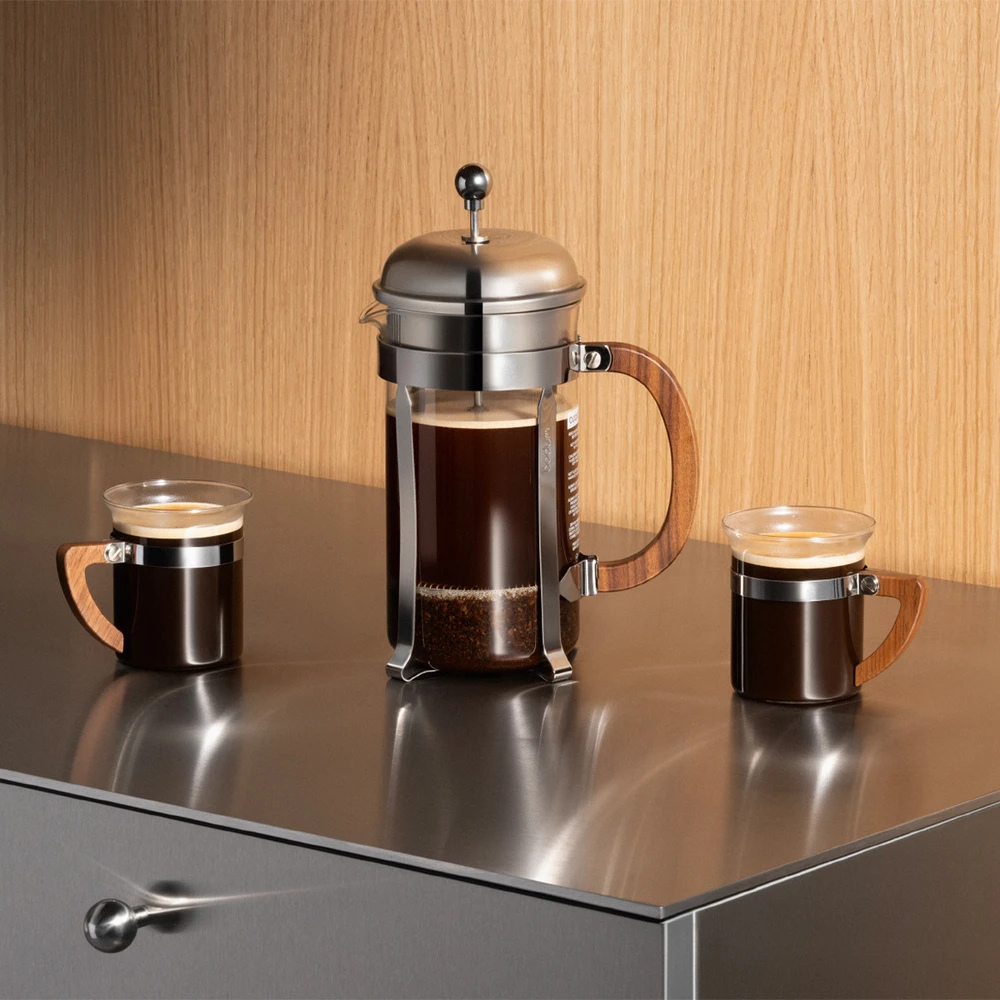 Bodum Chambord kavinukas su riešutmedžio detalėmis ir puodeliais