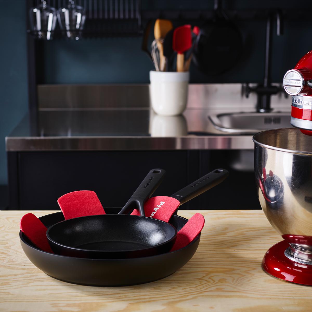 KitchenAid - Klasikinė kaltinio aliuminio keraminė keptuvė - juoda - 20 cm