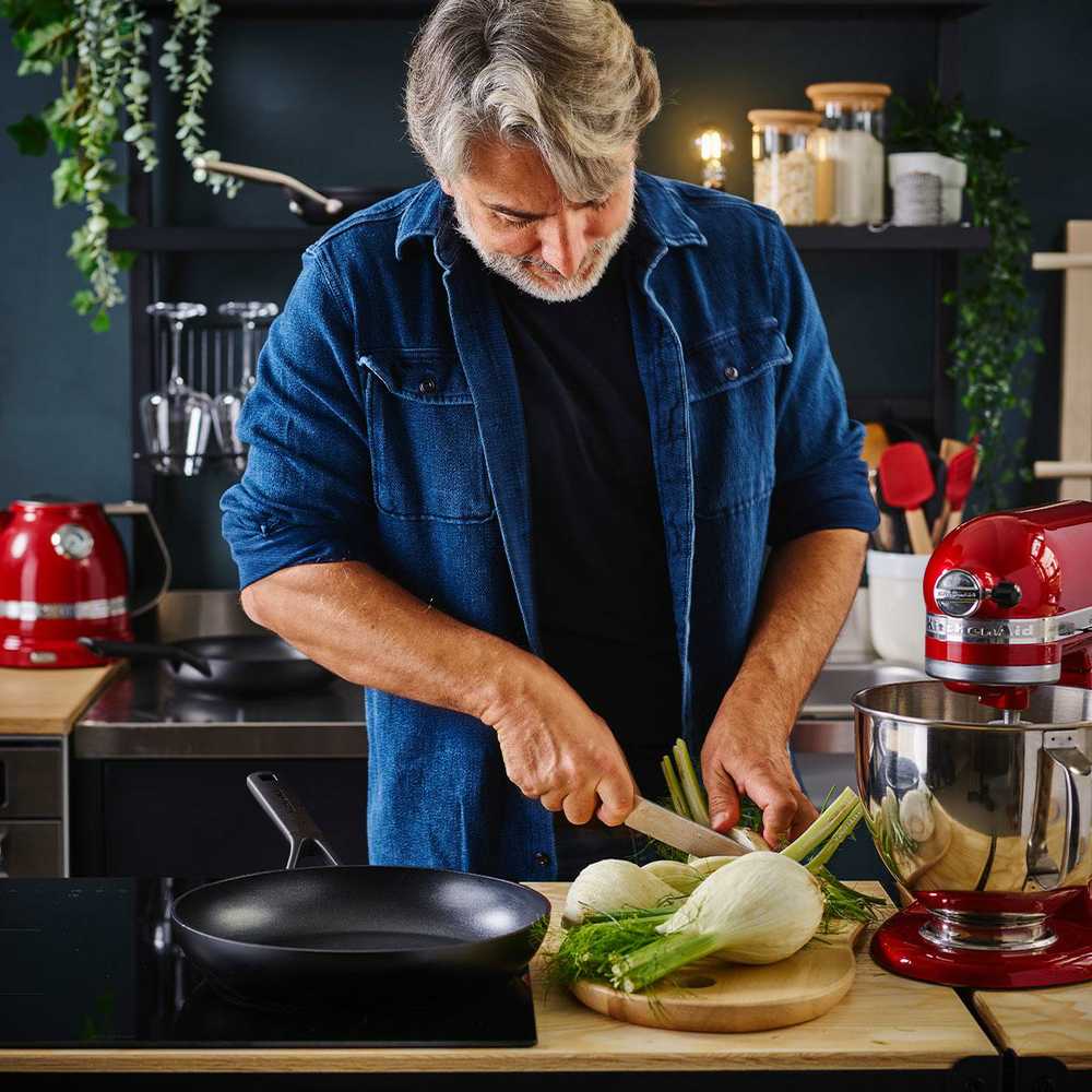 KitchenAid - Klasikinė kaltinė keptuvė - juoda - 28 cm
