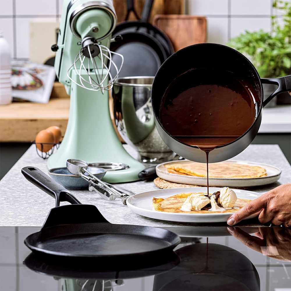 KitchenAid - Klasikinė kaltinė blyninė - juoda - 24 cm