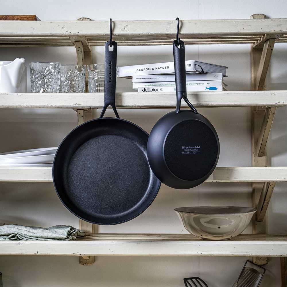 KitchenAid - Klasikinis kaltinių keptuvių rinkinys - juodas - 20 cm + 28 cm