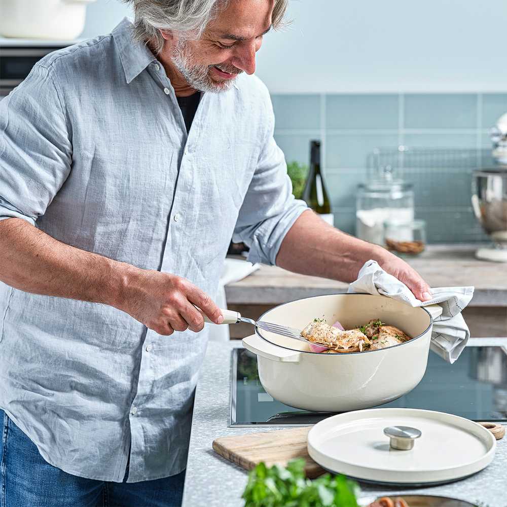 KitchenAid ovalus ketaus puodas 5,6L migdolų kremas