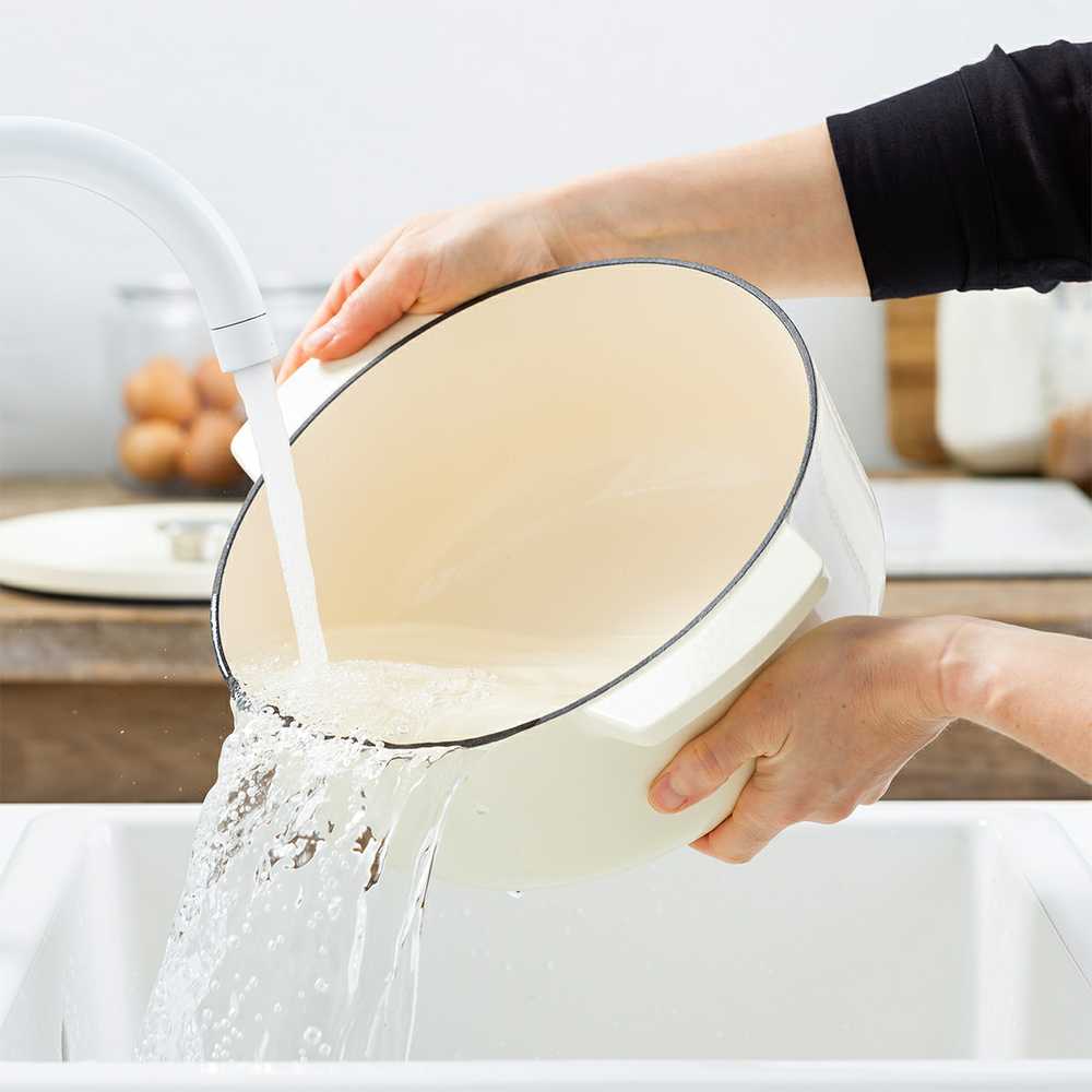 KitchenAid ovalus ketaus puodas 5,6L migdolų kremas