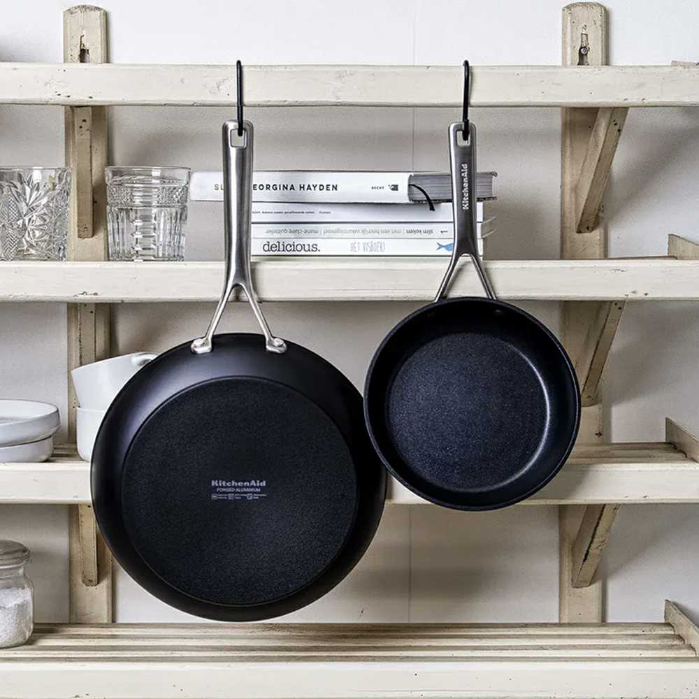 KitchenAid - Kaltinė grūdinto aliuminio keptuvė - juoda - 28 cm