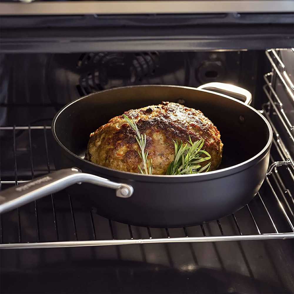 KitchenAid - Kaltinė grūdinto aliuminio keptuvė su dangčiu ir pagalbine rankena - juoda - 28 cm