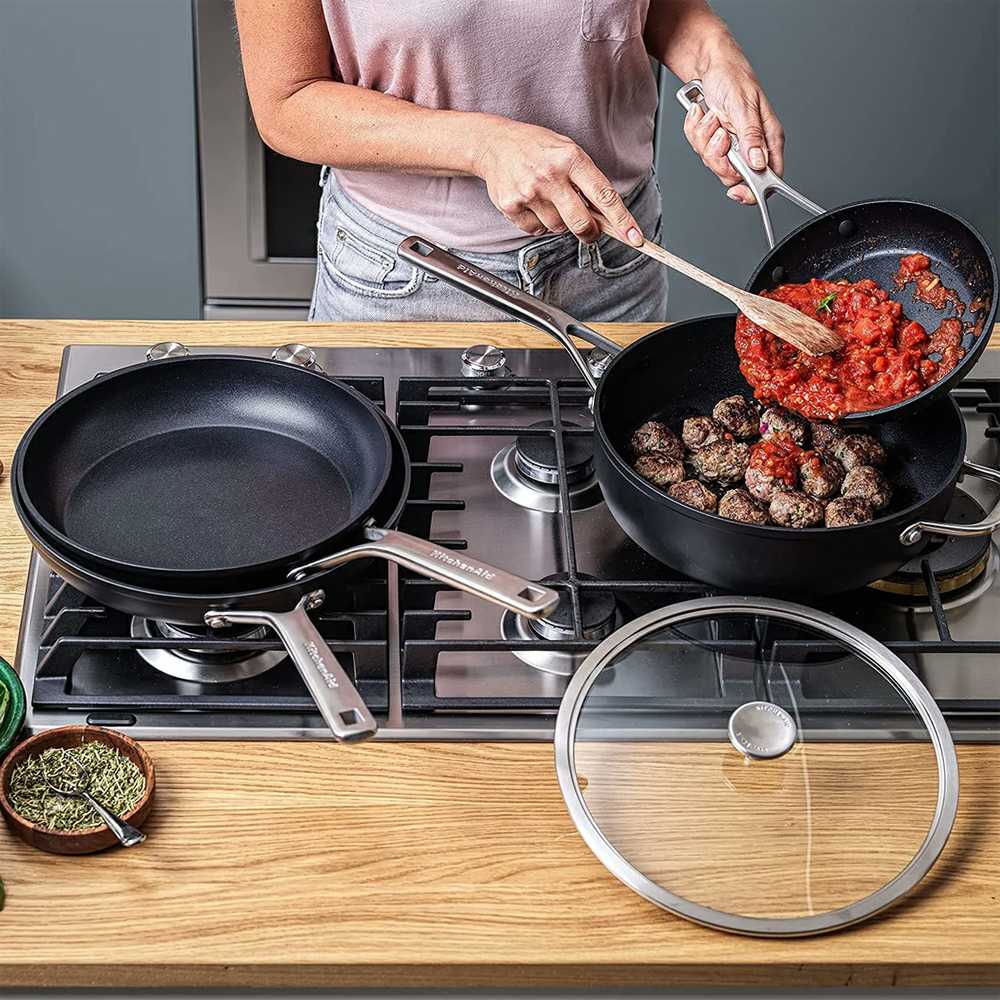 KitchenAid - Kaltinė grūdinto aliuminio keptuvė su dangčiu ir pagalbine rankena - juoda - 28 cm