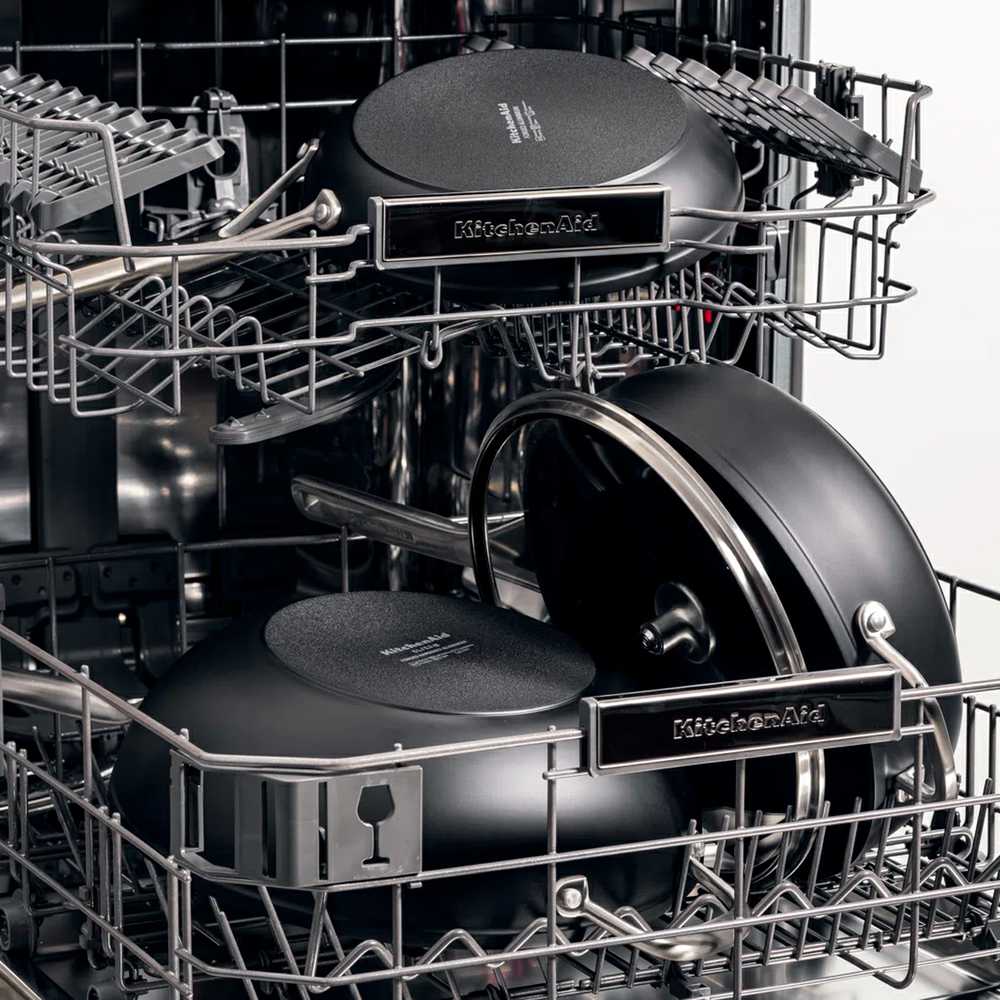 KitchenAid - Kaltinė grūdinto aliuminio keptuvė su dangčiu ir pagalbine rankena - juoda - 28 cm