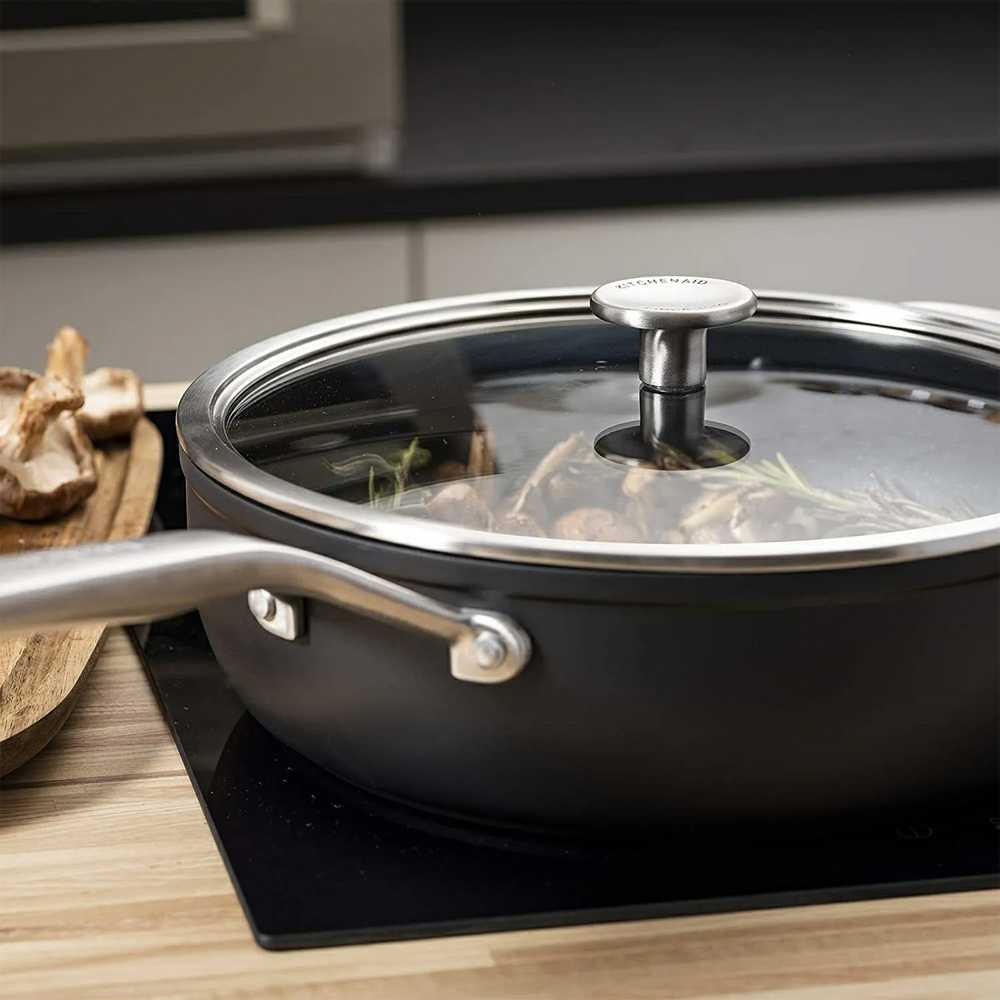 KitchenAid - Kaltinė grūdinto aliuminio keptuvė su dangčiu ir pagalbine rankena - juoda - 28 cm