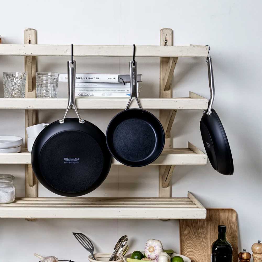 KitchenAid - Kaltinio grūdinto aliuminio keptuvių rinkinys, 3 vnt. - juodos - 20 cm, 24 cm, 28 cm