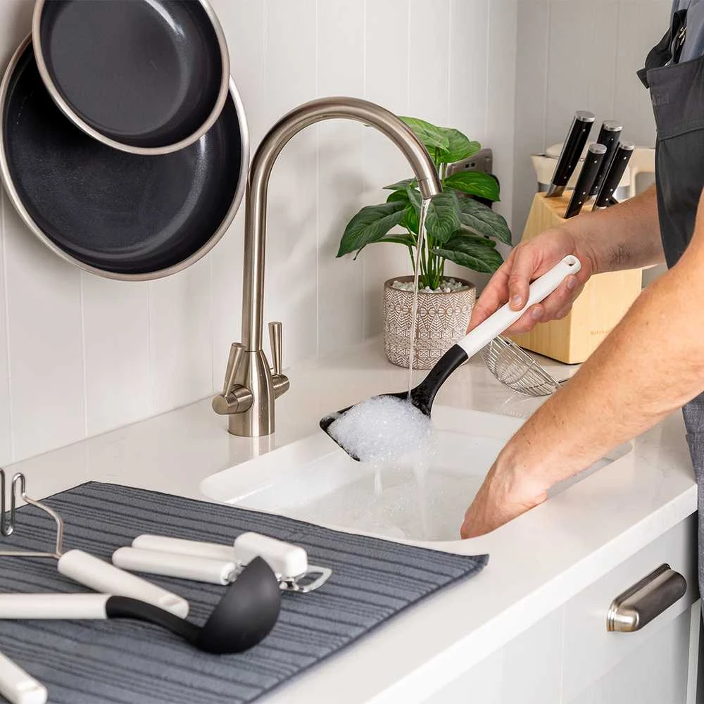 KitchenAid indų džiovinimo kilimėliai, 2 vnt., pilki, medžio anglies