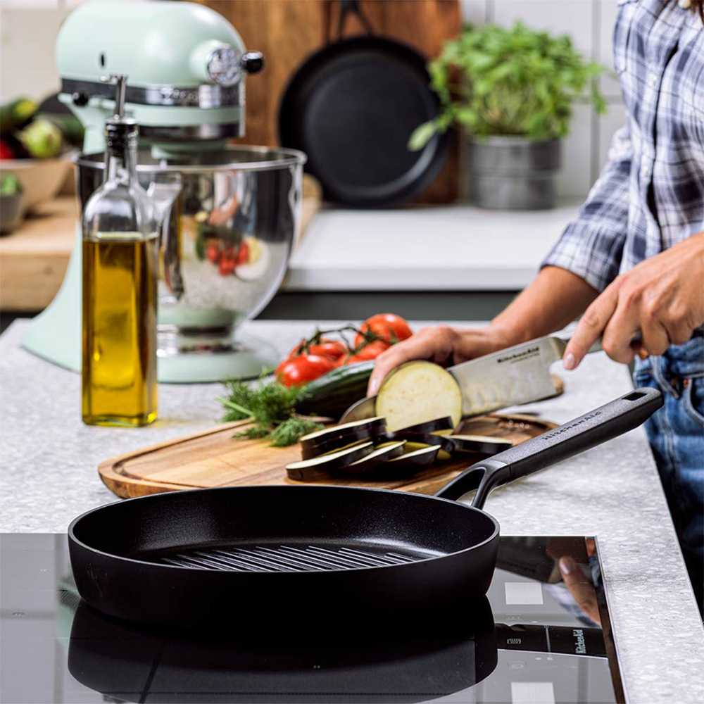 KitchenAid - Klasikinė kaltinė apvali keptuvė - juoda - 28 cm