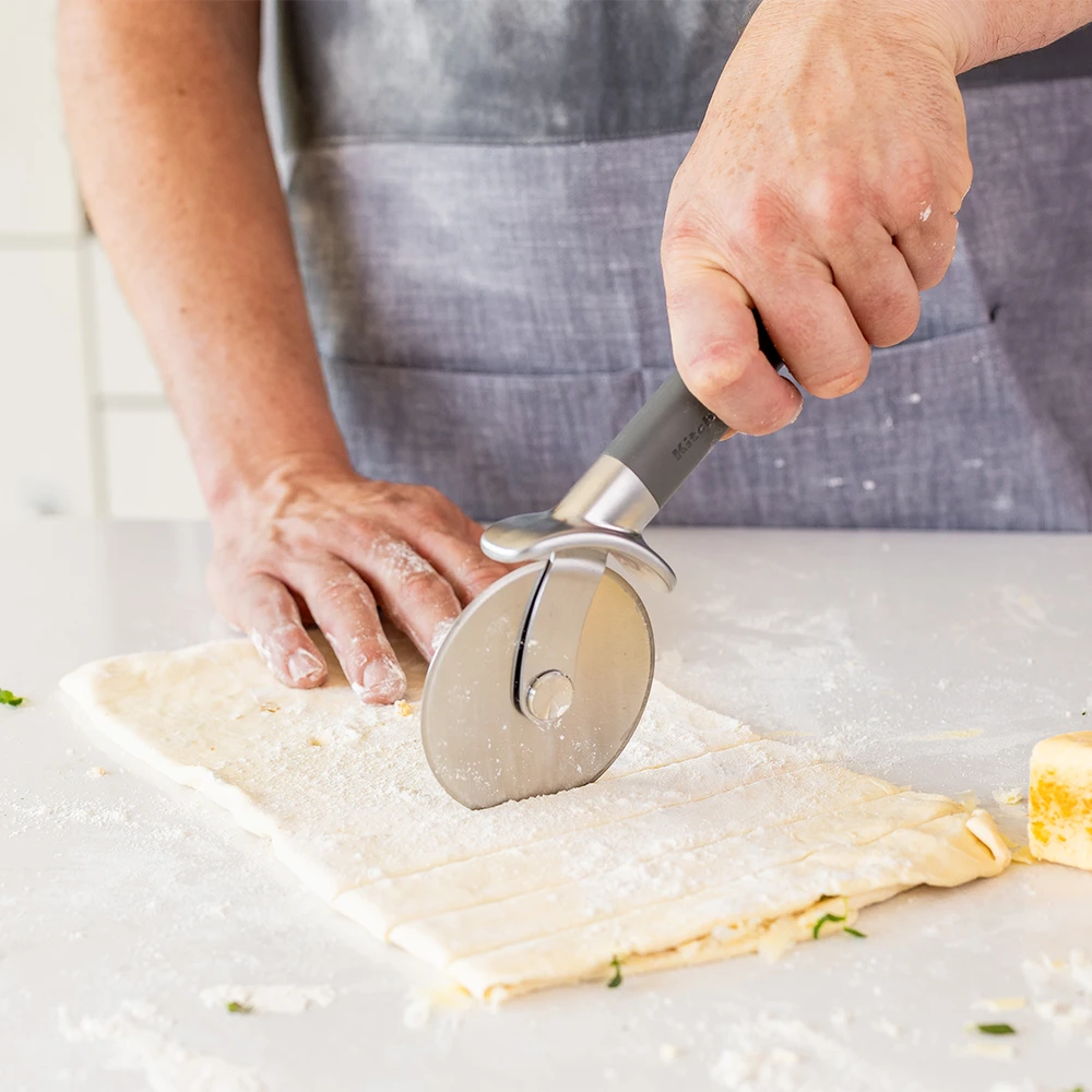 KitchenAid medžio anglies pilkumo picos pjaustytuvas