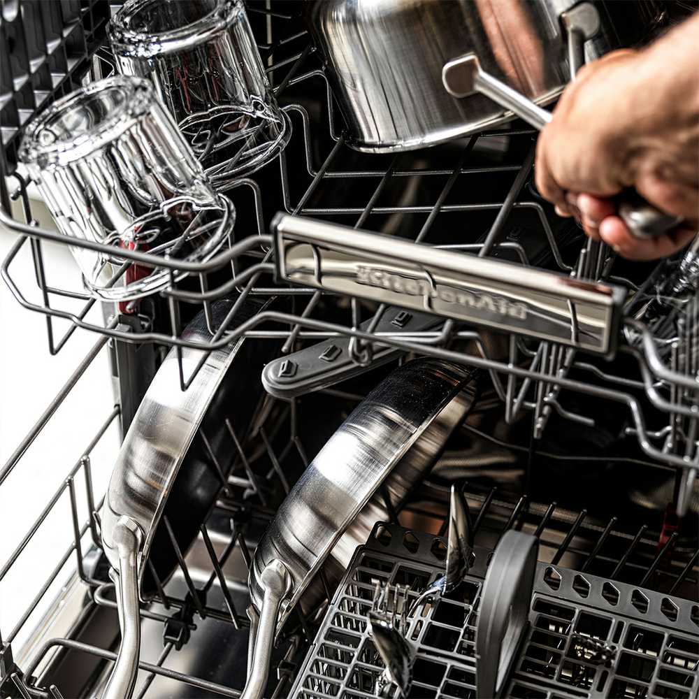 KitchenAid - „Multiply“ 4(7) dalių rinkinys be dangčio: puodas 16 cm / 1,5 l su dangčiu, troškintuvas 20 cm / 3,11 l su dangčiu, troškintuvas 24 cm / 4,91 l su dangčiu, keptuvė 24 cm - sidabrinė