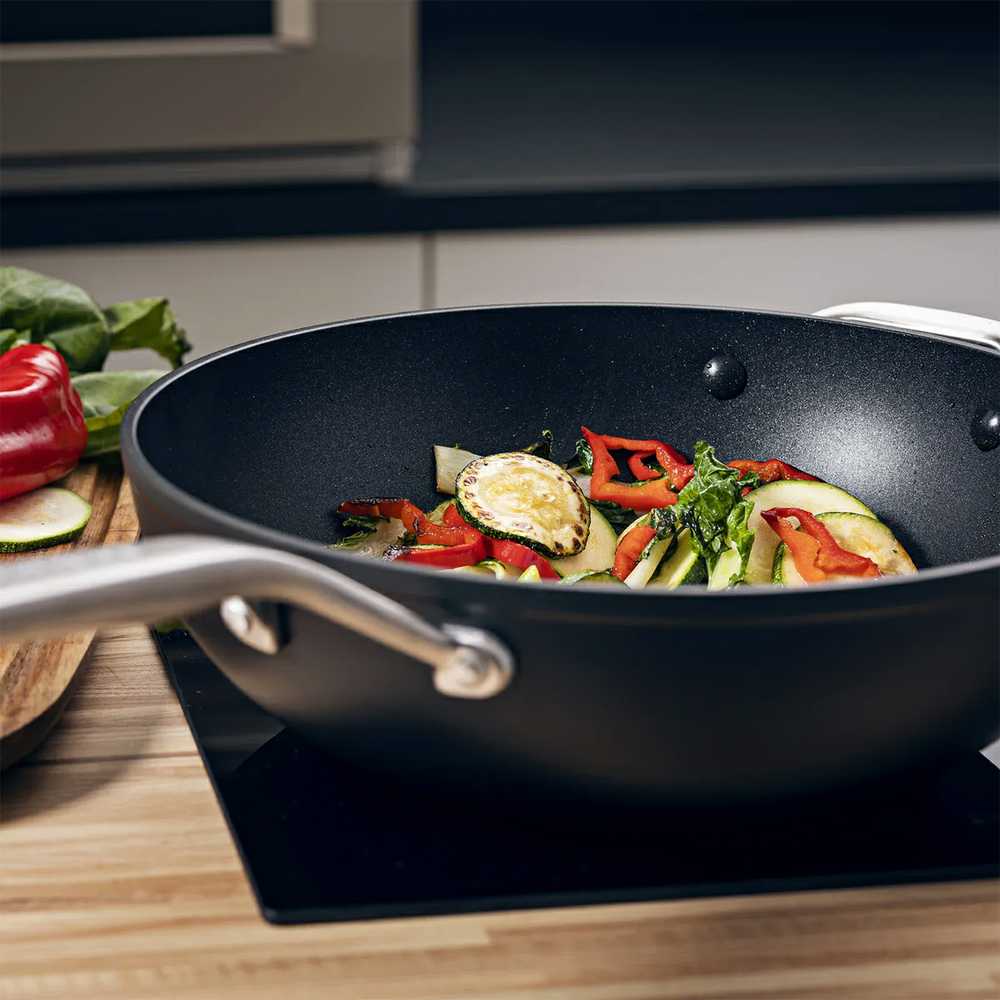KitchenAid - Kaltinis grūdinto aliuminio vokas su pagalbine rankena - juodas - 30 cm